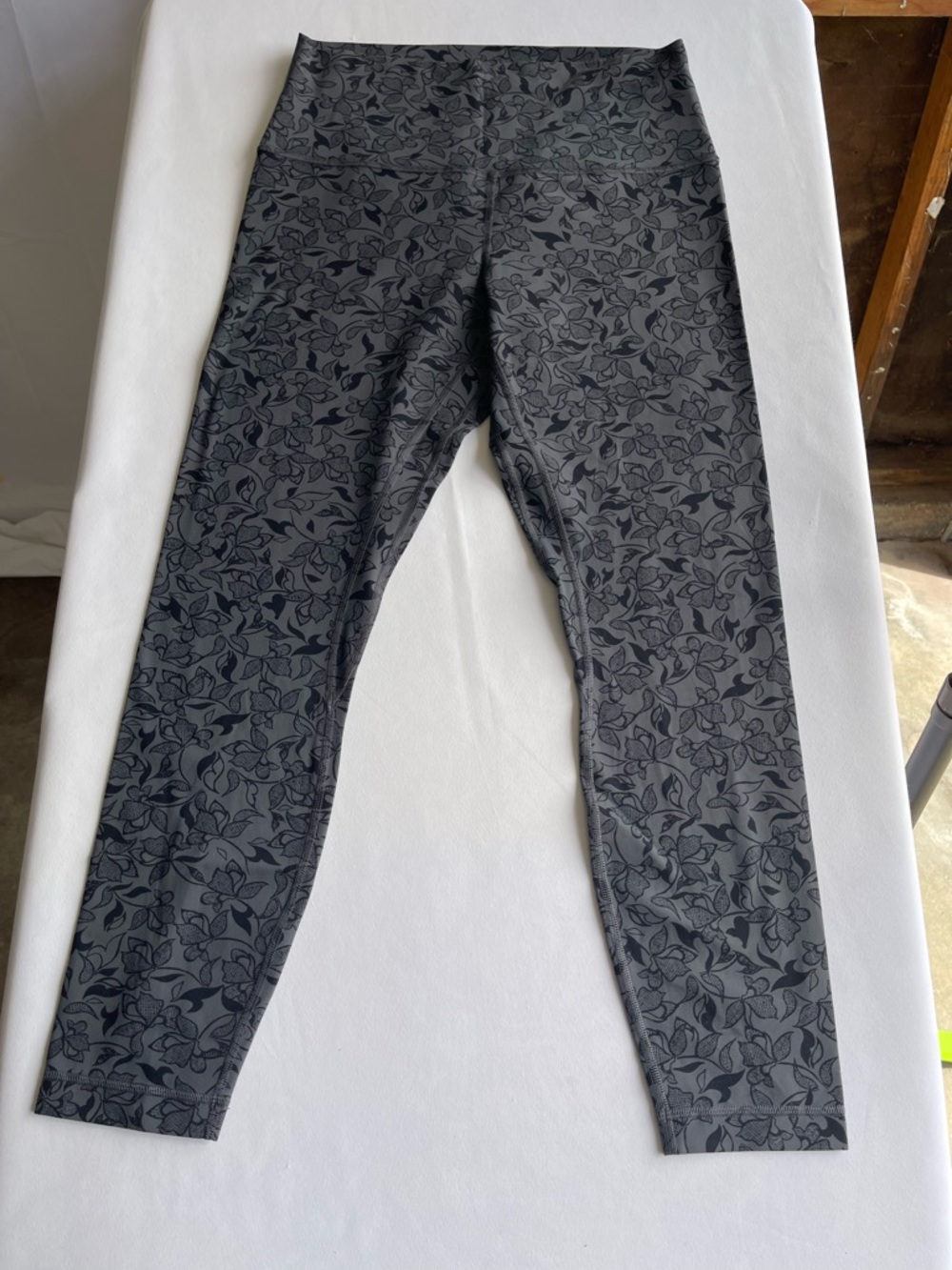 lululemon athletica Gray Floral-Print Leggings - Picture 2 of 11